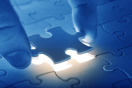 Hands placing last piece of a Puzzle 経営はゲームである